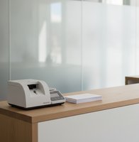 Recepci&oacute;n de oficina con m&aacute;quina franqueadora y b&aacute;scula de cartas
