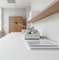 Sala de reprograf&iacute;a con guillotina y encuadernadora de canutillo